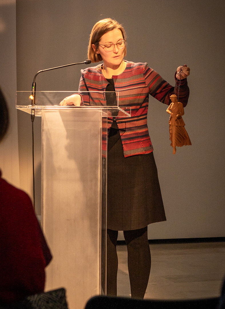 Corinna Reinhardt mit 3D-Druck einer Nike-Statuette auf der ARCHeoM Tagung in Rom, 02.2025