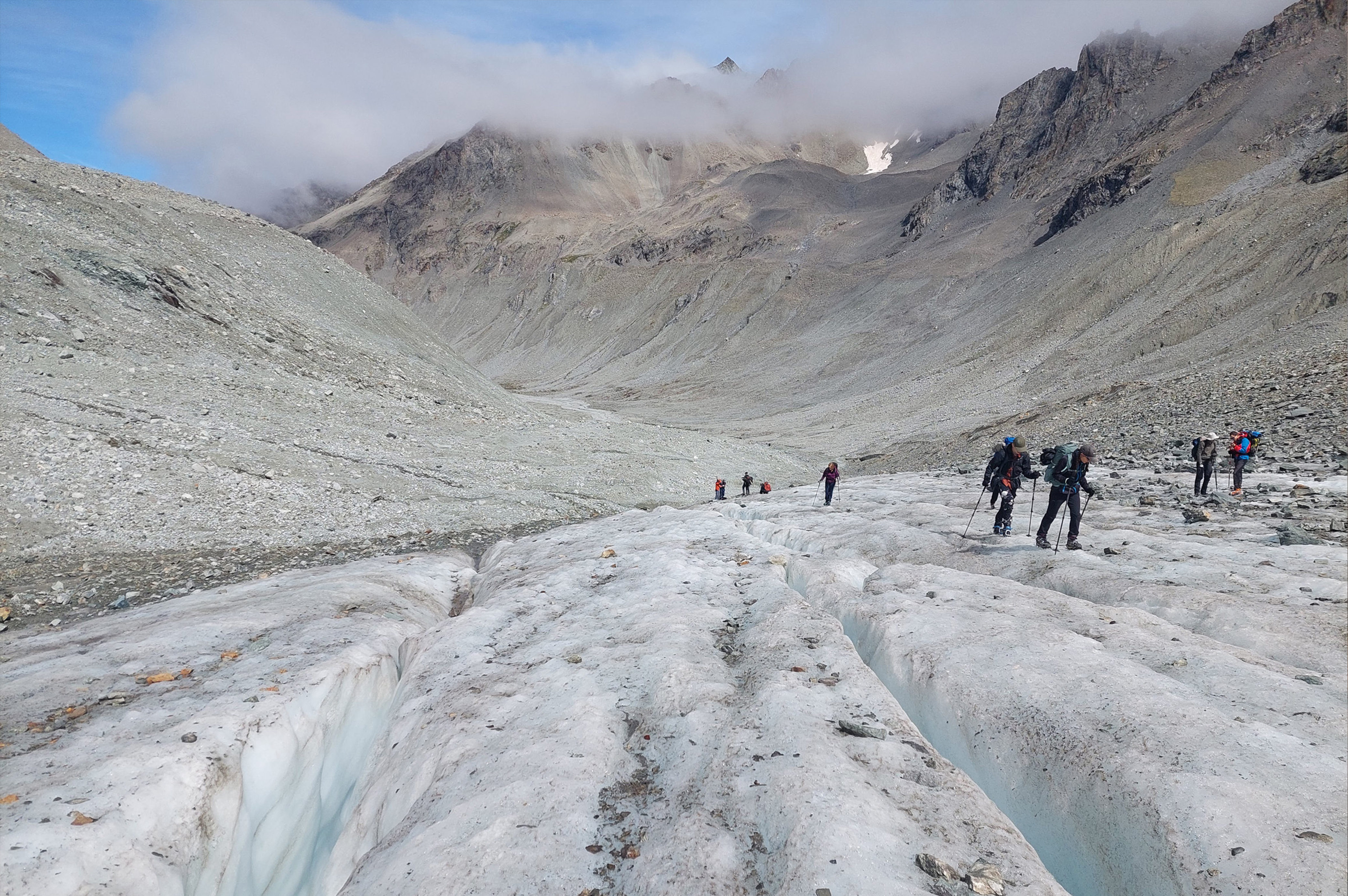 Prospektion durch Begehung auf dem Gletscher des Col Collon (VS) im Rahmen des Gletscherforschungsprojekt der UZH, UniL und dem Office Cantonal d'Archéologie du Valais. Foto: Amina Egger 